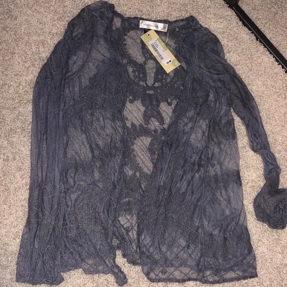 SOLD NWT Ladies Gray lace top.
Size medium .